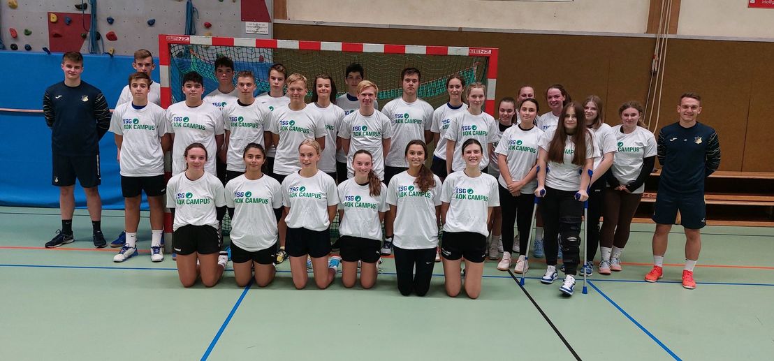 Teilnehmer des weiblichen/männlichen A/B Jugend des TV Hardheim mit TSG AOK Campus Mitarbeiter Obländer (rechts)