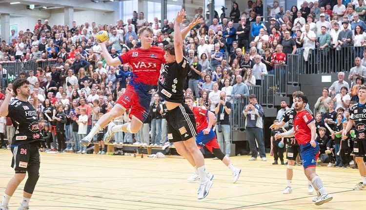 Linus Schmid der JANO Filder beim Torabschluss. 